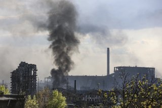 Le président ukrainien Volodymyr Zelensky a estimé vendredi que la ville de Marioupol était "complètement détruite" et qu'il ne restait rien à prendre pour la Russie à part son aciérie.